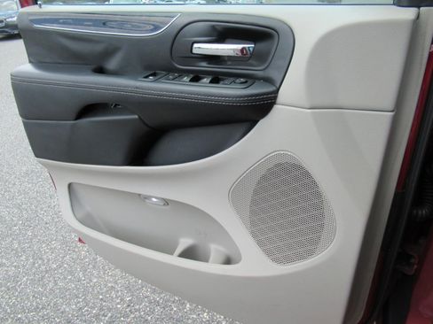 Used 2015 Chrysler Town & Country Touring FWD image 28