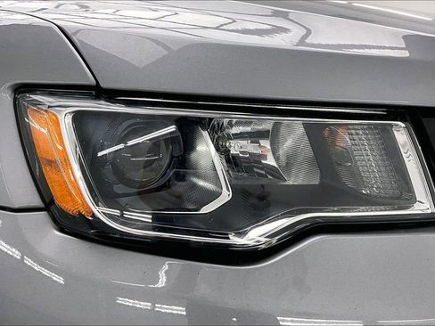 Used 2018 Jeep Grand Cherokee Laredo image 29