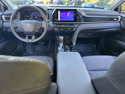 Used 2025 Toyota Camry SE image 12