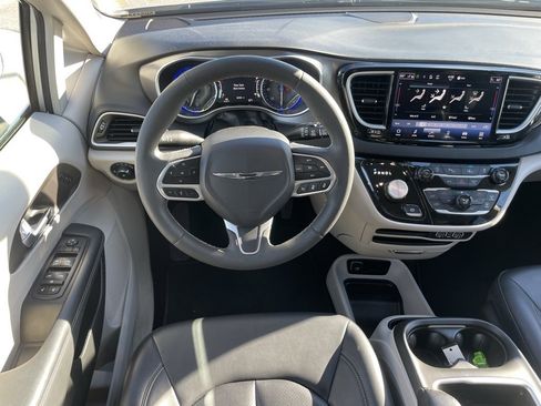 Used 2024 Chrysler Pacifica Touring-L image 20