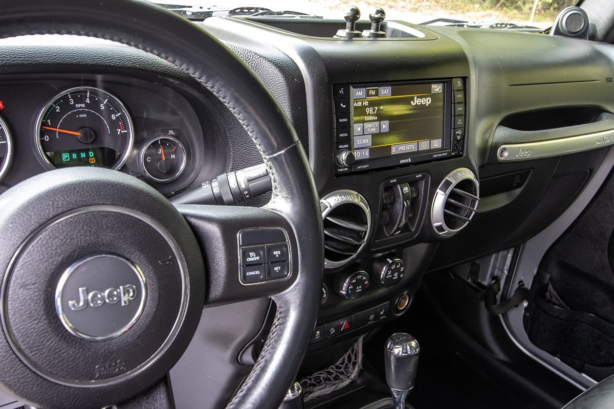 Used 2013 Jeep Wrangler Unlimited Rubicon w/ Connectivity Group AWD/4WD image 12