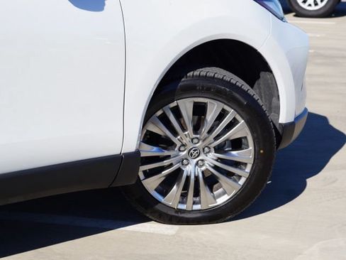 Used 2023 Toyota Venza XLE AWD/4WD image 9