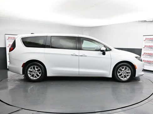 Used 2022 Chrysler Voyager LX image 9