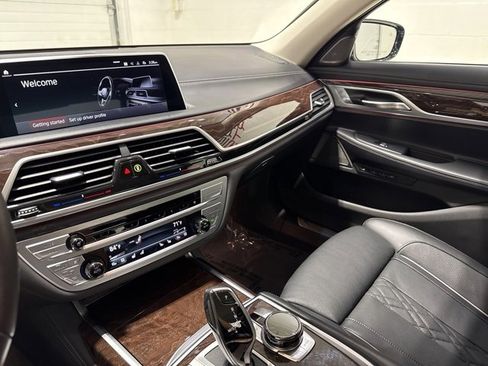 Used 2022 BMW 750i xDrive w/ Luxury Rear Seating Package image 17