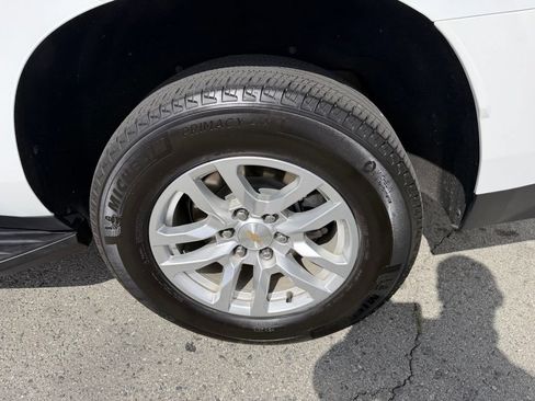 Used 2024 Chevrolet Suburban LT RWD image 13