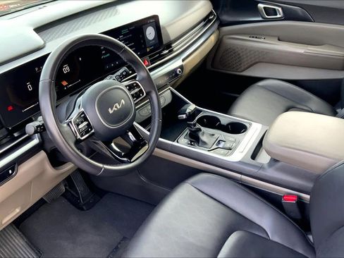 Used 2025 Kia Carnival FWD image 18