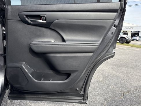 Used 2023 Toyota Highlander L image 32