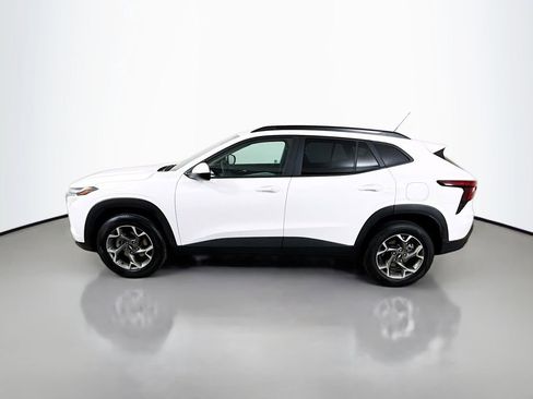 Used 2025 Chevrolet Trax LT w/ LT Convenience Package FWD image 4