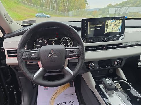 New 2025 Mitsubishi Outlander SE image 15