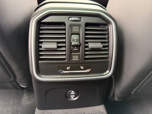 Certified 2026 Porsche Macan AWD/4WD image 22