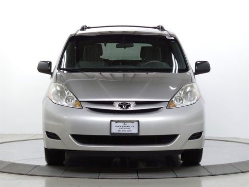 Used 2009 Toyota Sienna LE FWD image 2