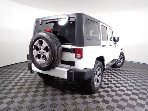 Used 2016 Jeep Wrangler Unlimited Sahara w/ Connectivity Group AWD/4WD image 16