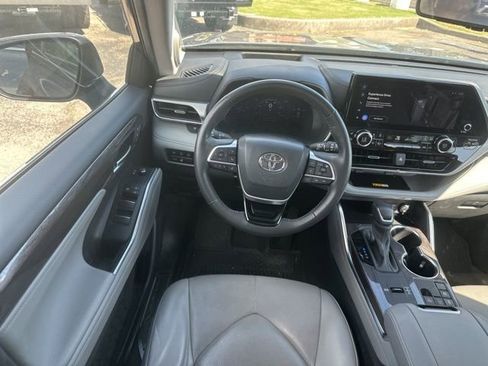 Used 2024 Toyota Highlander Platinum FWD image 26