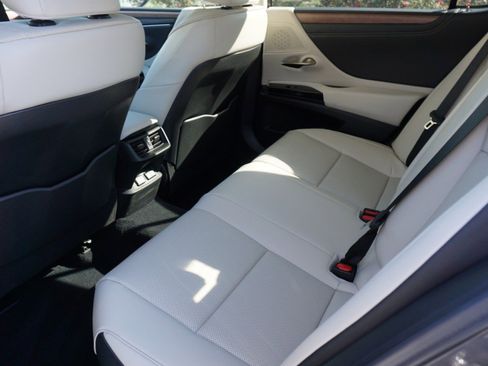 Certified 2025 Lexus ES 300h w/ Premium Package image 7