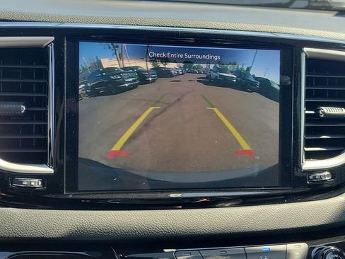 Used 2023 Chrysler Pacifica Touring-L image 10