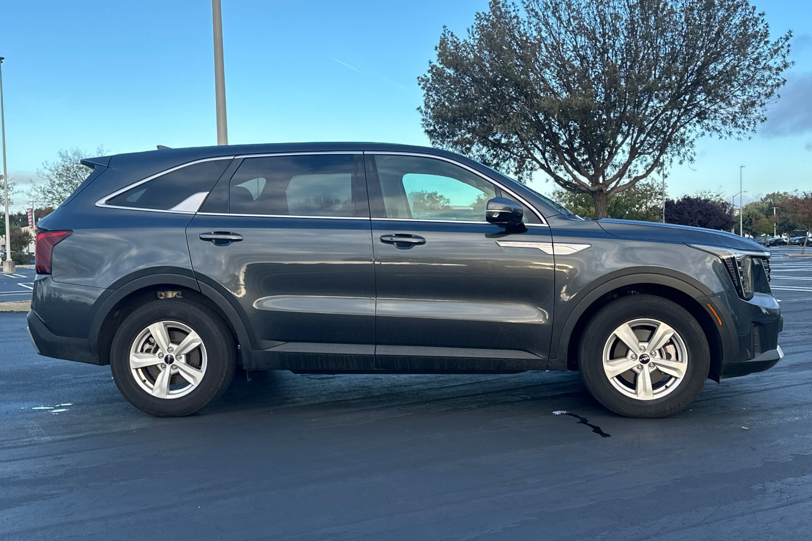 Used 2024 Kia Sorento LX FWD image 3