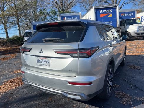 Used 2025 Mitsubishi Outlander SE image 10