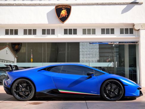 Used 2018 Lamborghini Huracan Performante image 2