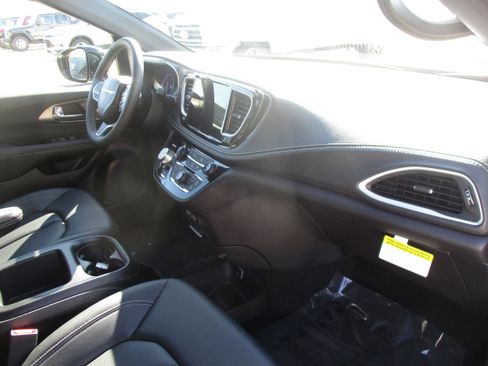 Used 2025 Chrysler Pacifica Select image 42