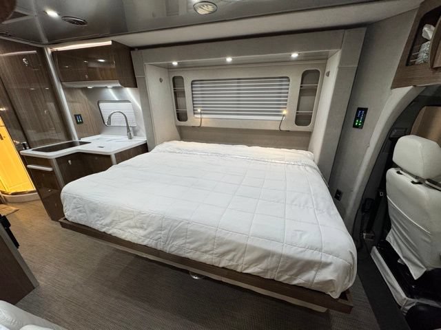 Used 2018 Mercedes-Benz Sprinter 3500 image 39