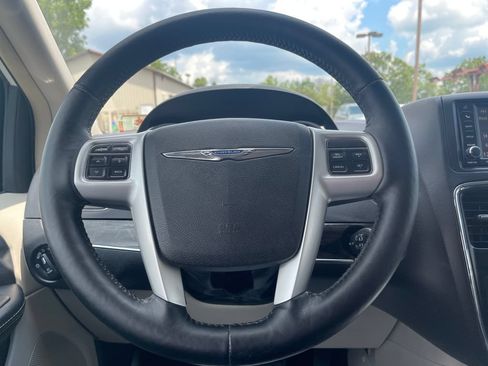 Used 2015 Chrysler Town & Country Touring w/ Driver Convenience Group FWD image 23