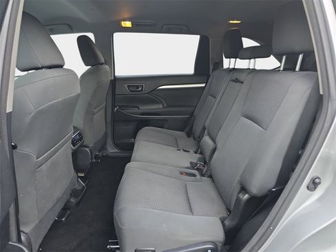Used 2017 Toyota Highlander LE image 18