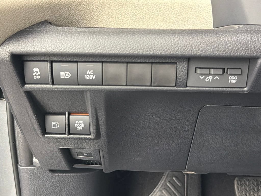 Used 2026 Toyota Sienna Limited FWD image 30