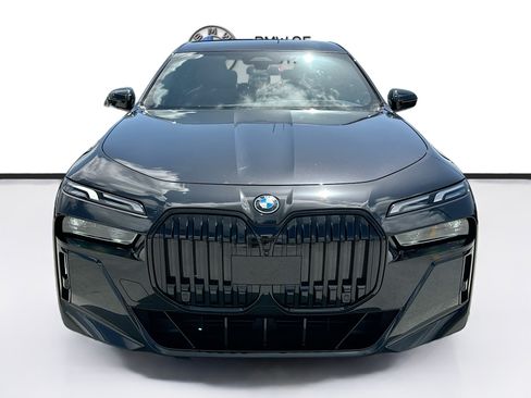 Certified 2024 BMW i7 xDrive60 w/ Premium Package AWD/4WD image 2