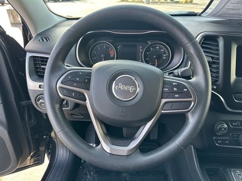 Used 2019 Jeep Cherokee Latitude w/ Popular Appearance Group FWD image 18