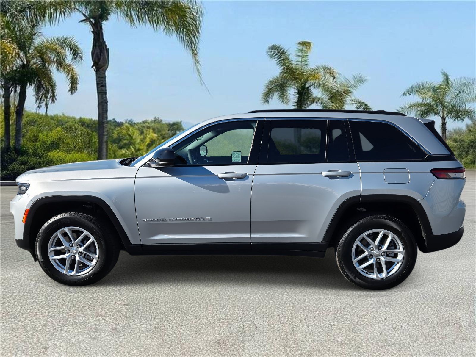 Used 2025 Jeep Grand Cherokee Laredo X RWD image 2