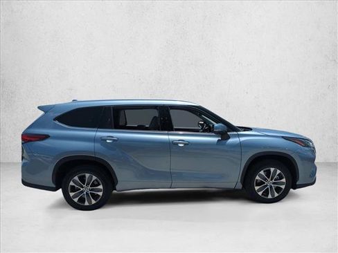 Used 2022 Toyota Highlander XLE FWD image 4