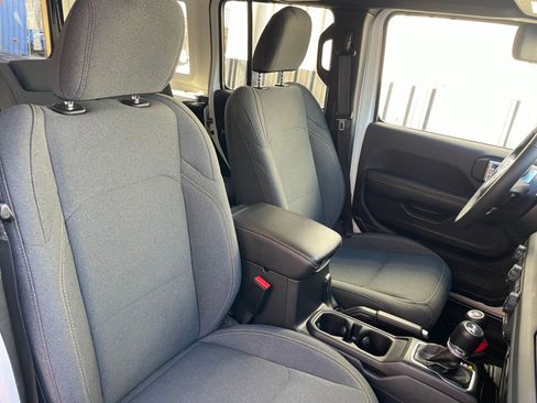 Used 2025 Jeep Wrangler Sahara image 35