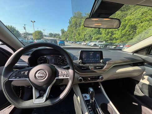 Used 2025 Nissan Altima 2.5 SV FWD image 29