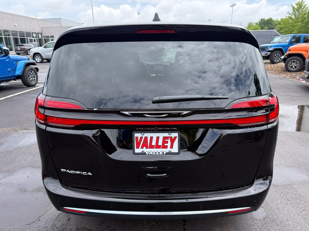 New 2027 Chrysler Pacifica Select w/ Family Tech Group FWD image 5