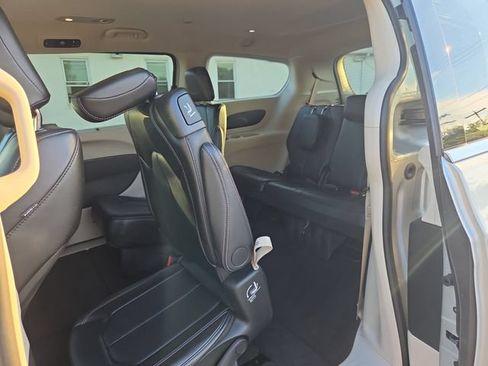Used 2024 Chrysler Pacifica Touring-L FWD image 28