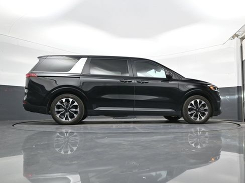 Used 2022 Kia Carnival EX image 23