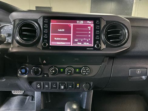 Used 2020 Toyota Tacoma TRD Sport w/ Technology Package AWD/4WD image 16