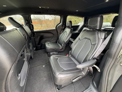 Used 2025 Chrysler Pacifica Select image 35