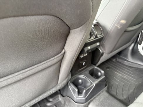 Used 2021 Jeep Wrangler Unlimited Sahara AWD/4WD image 17