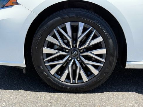 Used 2025 Nissan Altima 2.5 SV FWD image 14