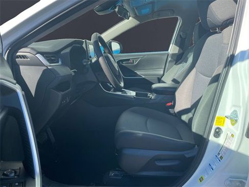 Used 2021 Toyota RAV4 LE image 9