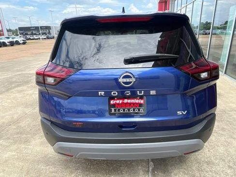 Used 2023 Nissan Rogue SV w/ SV Premium B Package FWD image 3