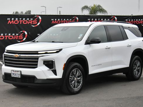 Used 2024 Chevrolet Traverse LT image 3