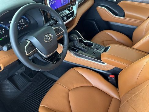 New 2026 Toyota Highlander Platinum image 4
