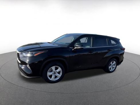 Used 2025 Toyota Highlander LE image 8