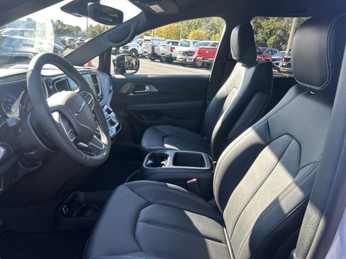 New 2026 Chrysler Pacifica Select image 10