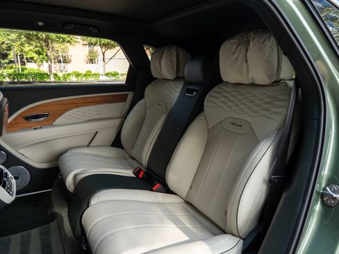 Used 2023 Bentley Bentayga Extended Wheelbase AWD/4WD image 11