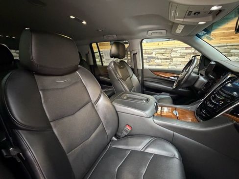 Used 2019 Cadillac Escalade ESV 4WD image 12