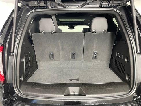 Used 2023 GMC Yukon SLT w/ SLT Luxury Package image 16