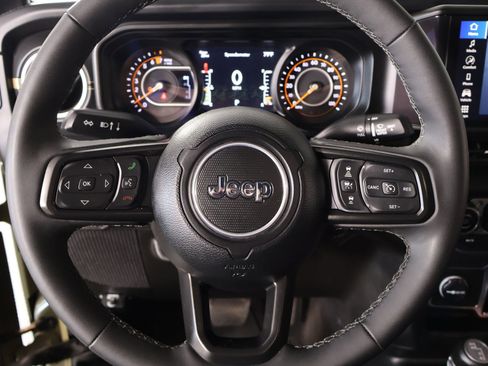 Used 2025 Jeep Gladiator Overland AWD/4WD image 3
